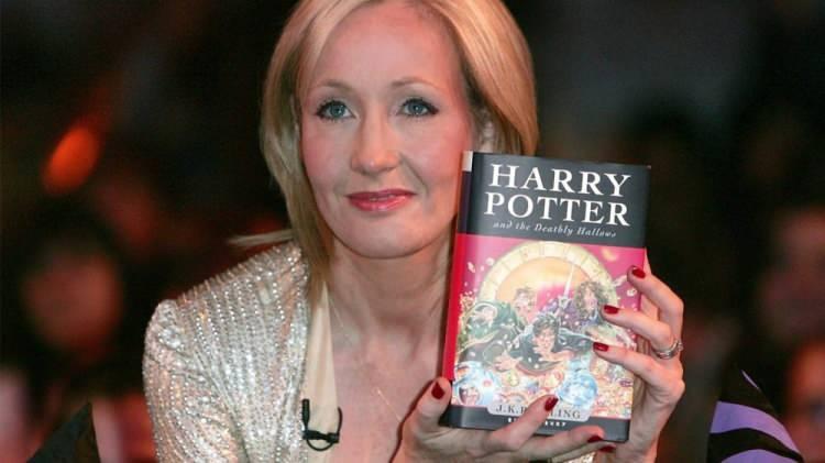 <p><span style="color:#000000"><strong>Dünyaca ünlü İngiliz yazar J.K. Rowling tarafından kaleme alınan ve toplamda 7 kitaptan oluşan Harry Potter serisi, özgün ve sürükleyici konusuyla tüm dünyada satış rekorları kırdı ve ardından kitap serisi 2001 yılında "Harry Potter ve Felsefe Taşı" adlı ilk filmiyle sinema severlerle buluştu. </strong></span><a href="https://www.yasemin.com/"><span style="color:rgb(255, 255, 255)">(Yasemin.com) </span></a></p>
