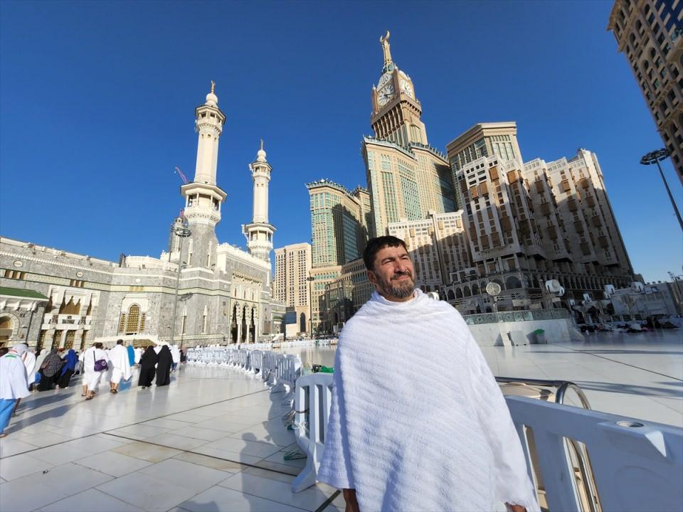 <p>Yaklaşık 25 yıldır İngiltere'de yaşayan Iraklı Muhammed, yaya olarak 10 ay 25 gün süren yolculuğu boyunca 11 ülkeden geçmesinin ardından 6 bin 500 kilometrelik yolculuğunun sonuna geldi ve Mekke'ye ulaştı.</p>
