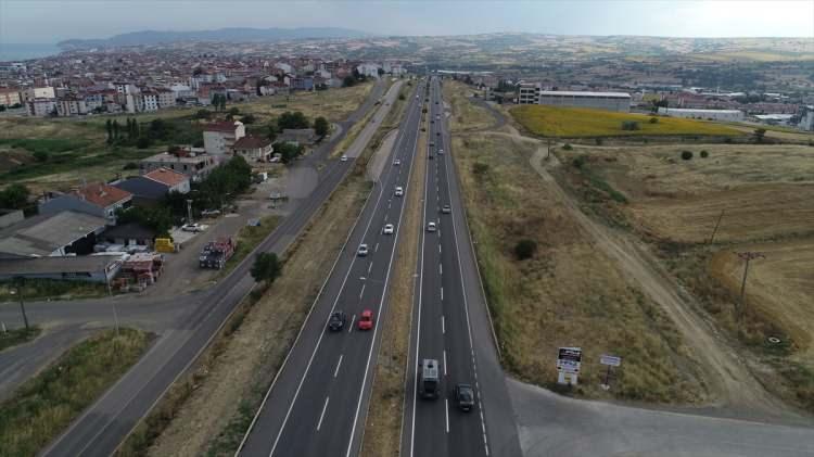 <p>Kurban Bayramı tatili için yola çıkanlar, Tekirdağ-İstanbul kara yolunda yoğunluk oluşturuyor.</p>