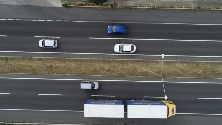 <p>Tatilciler gün boyunca, Tekirdağ-İstanbul kara yolunun Beyazköy, Yeniçiftlik, Yenice ve üniversite kavşağı mevkilerinde akıcı yoğunluk oluşturmaya devam etti.</p>