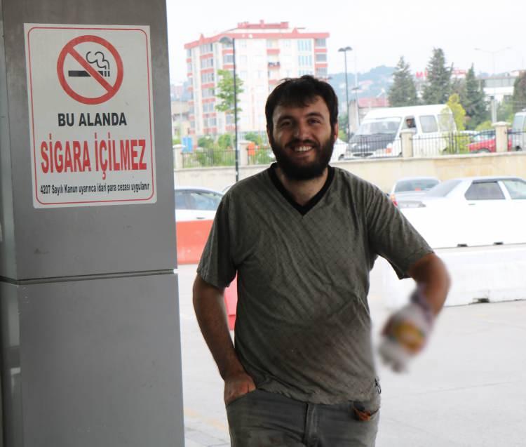 <p>Bazı acemi kasaplar ellerindeki bıçağı hayvan yerine kendisine batırırken, bazı kasaplar ise kurbanlıkları devirirken ya düştüler ya da hayvanın altında ezilerek yaralandılar.</p>