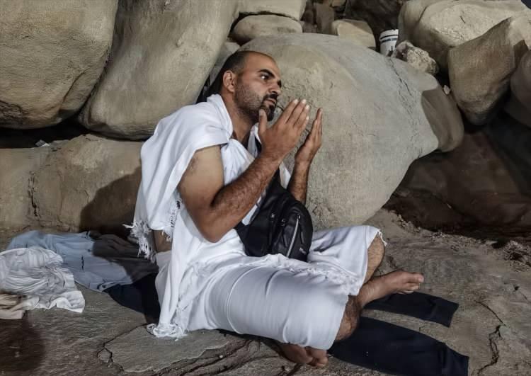 <p>Haccın en önemli rüknü vakfe için Arafat'ta bulunan hacı adayları, Hazreti Adem ile Hazreti Havva'nın yeryüzünde buluştuğu ve ilk tövbenin kabul edildiği Cebel-i Rahme'de büyük yoğunluk oluşturdu. </p>