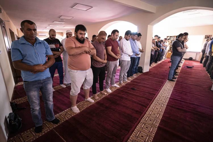 <p> Öte yandan ülkede bulunan müslümanlar Kurban Bayramı'nı savaşın gölgesinde kutluyor.</p>
