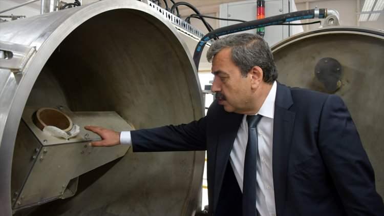 <p>Sadece devletin sağladığı fonlarla yürütülen kaynaklardan çıkılması gerekiyor. Bu tesis aynı zamanda bu amaçla kurulmuştur. Üniversiteye gelir getirecek hem araştırma, geliştirme hem de üretim yapılan orta ölçekli endüstriyel bir tesise kavuştuk. </p>

