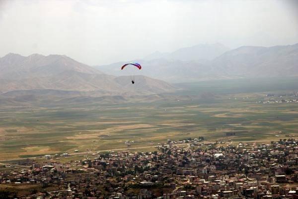 <p> Keskin’in girişimiyle Yunus Genç’in hayali gerçek oldu. Yunus Genç, yamaç paraşütüyle uçtu.</p>
