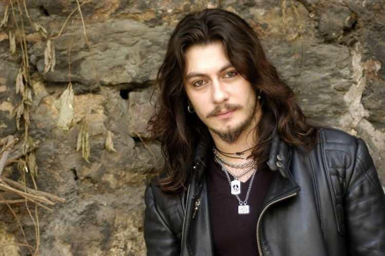 <p><span style="color:#FF0000"><em><strong>Türk Rock müziğinin unutulmaz isimlerinden Barış Akarsu, 4 Temmuz 2007 tarihinde geçirdiği trafik kazası sonucu hayatını kaybetmişti. Ünlü sanatçının vefatının ardından 15 yıl geçse de sevenleri tarafından özlemle anılmaya devam ediyor. İsmail Ege Şaşmaz'ın başrolünü oynadığı Barış Akarsu "Merhaba" filmiyle yeniden gündeme gelen ünlü şarkıcının hayatı birçok kişi tarafından sık sık merak ediliyor. İşte detaylar...</strong></em></span></p>
