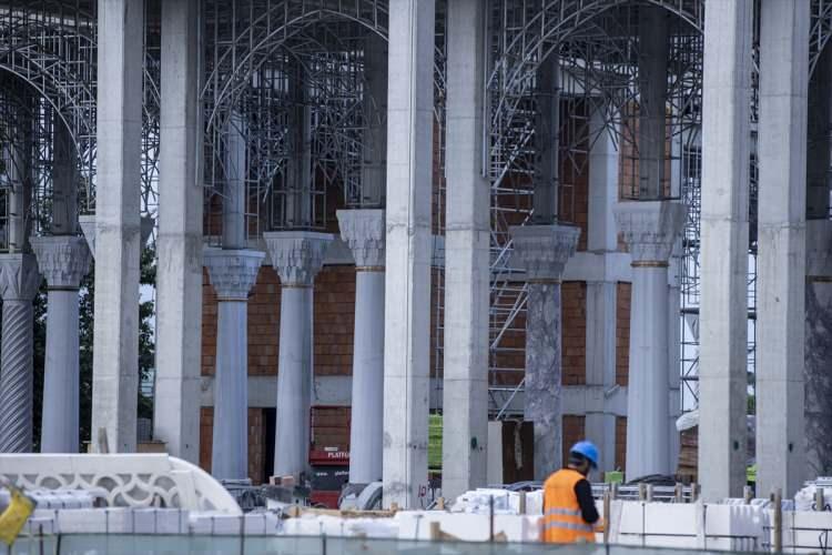 <p>"Mimar Sinan'ın cami akustiğine getirmiş olduğu o müthiş buluşu yaklaşık 500 yıl sonra modern bilimle denedik. Kubbemizde 242 tane delik var. </p>