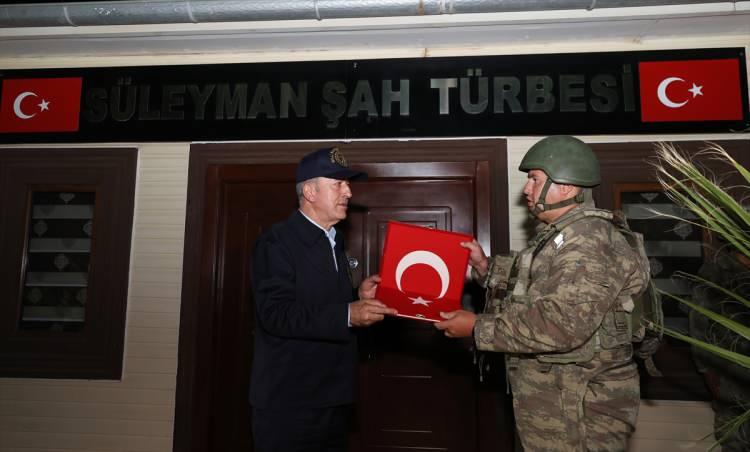 <p>Bakan Akar, Genelkurmay Başkanı Orgeneral Yaşar Güler, Kara Kuvvetleri Komutanı Orgeneral Musa Avsever, Deniz Kuvvetleri Komutanı Oramiral Adnan Özbal ve Hava Kuvvetleri Komutanı Orgeneral Hasan Küçükakyüz ile Gaziantep'e geldi.</p>
<p> </p>
<p> </p>