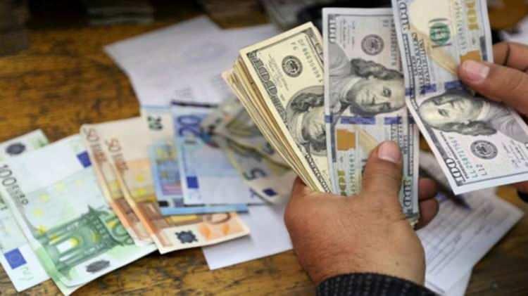 <p>Fed’in ECB’ye göre daha sert faiz artışına gitmesi, ECB’nin buna karşılık olarak faiz artırmaması ve küresel piyasalardaki resesyon endişesi ve büyüme ile ilgili öngörülerin son derece düşük gelmeye başlaması dolar endeksini güçlü seviyelere taşıdı.</p>

<p> </p>
