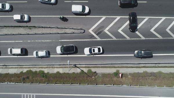 <p> Yüzlerce aracın tehlikeli ters yön manevraları havadan görüntülendi.</p>