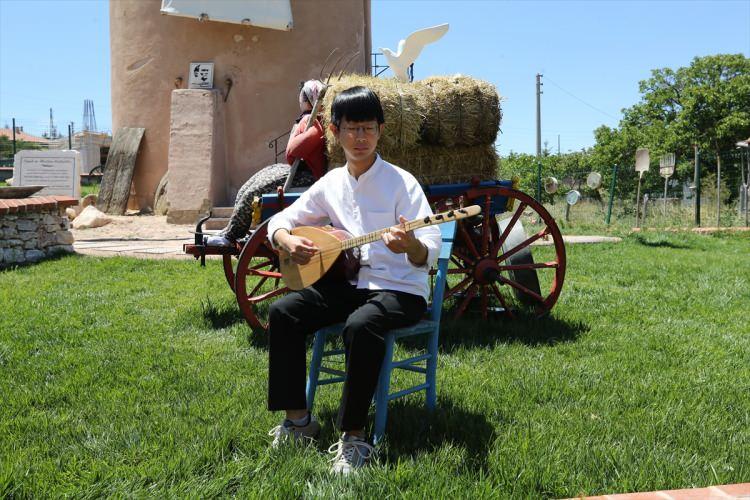 <p> Ülkesinde Türkçe eğitimi alan ve Türk insanını yakından tanımak amacıyla 10 yıldır belirli aralıklarla Türkiye'ye gelen Japon Naohiko İmajo, bu süreçte çalmayı öğrendiği bağlamasıyla türküler de seslendiriyor.</p>