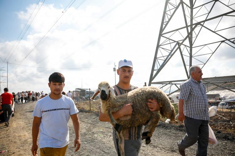 <p>Bahattin Doğan ise "Tekstilde çalışıyorum. Kurban bayramlarında kesime geliyorum. Şu ana kadar beş tane kestik. Geçen sene aynı yerde burada elimi kestim. Bu sene de inşallah bir sakatlık olmaz" ifadelerini kullandı. Kesim yapan Şehmus Ugar bayramda ekstra işe geldiğini belirleterek "Küçükbaşı 400 liraya, büyükbaşı 2 bin TL'ye kesiyoruz" dedi. </p>
