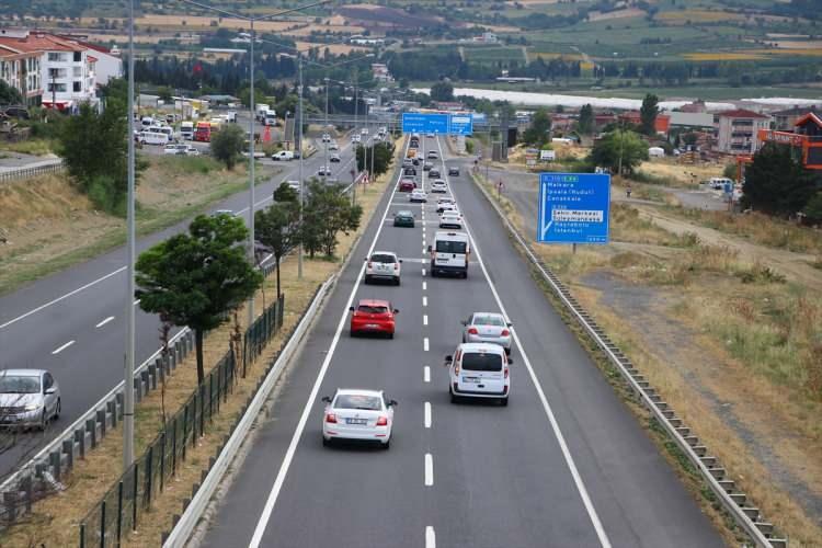 <p>Yoldaki trafik yoğunluğu dron ile havadan görüntülendi.</p>