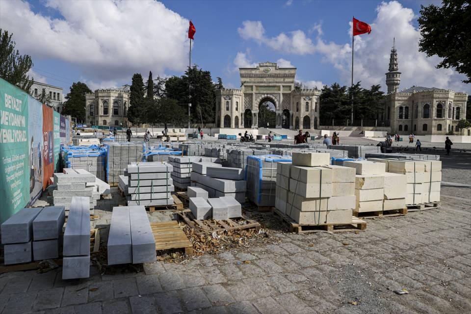 <p>İstanbul'un önemli meydanlarından Beyazıt'ta, İstanbul Büyükşehir Belediyesinin (İBB) çevre düzenlemesi çalışmalarının 3 yıldır tamamlanmaması ve döşenen taşların meydana uygun olmaması uzmanların, vatandaşların ve esnafın tepkisine yol açıyor.</p>
