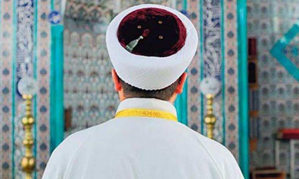 <p><strong>İMAM / HATİP (9/1)</strong><br />
<br />
Eski maaş: 6.214 TL<br />
Yeni maaş: 8.805 TL<br />
Fark: 2.591 TL</p>
