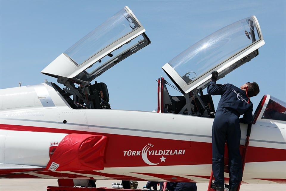 <p><strong>Asitli gıda tüketmiyorlar</strong></p>
<p>Pilotlardan iç kanat 2 numarada uçan Yüzbaşı Alim Kocaman da uçuş öncesi beslenme ve uyku düzeninin önemine değinerek, "Her istediğimizi yiyip içemiyoruz. Dikkat etmemiz gerekiyor. Asitli gıdalar tüketmiyoruz. </p>