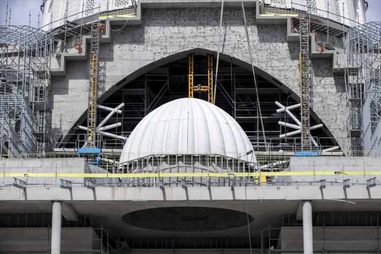 <p>Ana kubbesinin çapı 24, yüksekliği 44 metre olacak yapıdaki 4 minareden ikisi 79, ikisi de 92 metre uzunluğunda inşa edildi.</p>
<p> </p>
<p> </p>
<p> </p>
<p> </p>
