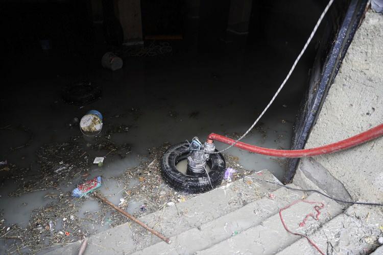 <p>Esenyurt’ta gece saatlerinde bastıran yağmur sonrası derenin taşmasıyla nedeniye Pınar ve Yeşilkent Mahallesi’nde birçok ev ve işyerlerini su bastı.</p>