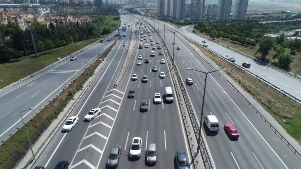 <p>İstanbul'da bayram namazının ardından yola çıkan sürücüler bazı bölgelerde trafik yoğunluğuna neden oldu. </p>
