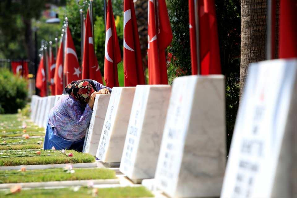<p>Antalya'da Kurban Bayramı arifesinde Uncalı Mezarlığı'nda bulunan şehitlikler ziyaret edildi. Şehit yakınları, mezarlara çiçek bırakarak dua etti.</p>

<p> </p>
