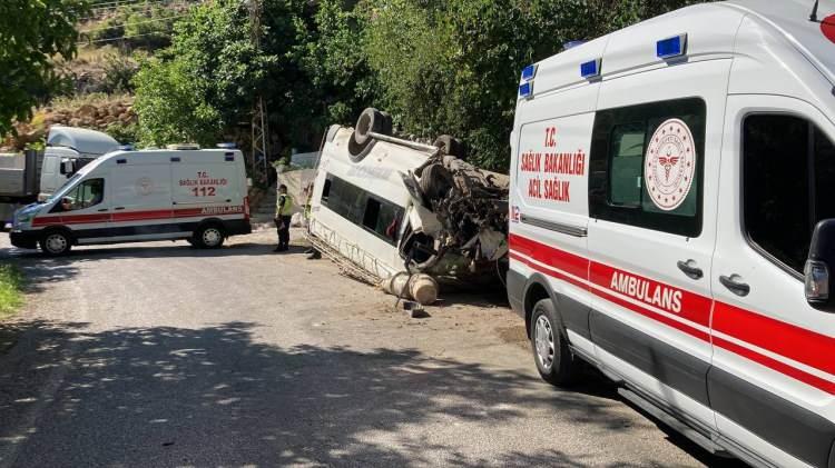 <p>MERSİN’in Erdemli ilçesinde, tarım işçilerini taşıyan minibüs freninin boşalması sonucu devrildi. Kazada 4'ü ağır 27 kişi yaralandı. </p>
