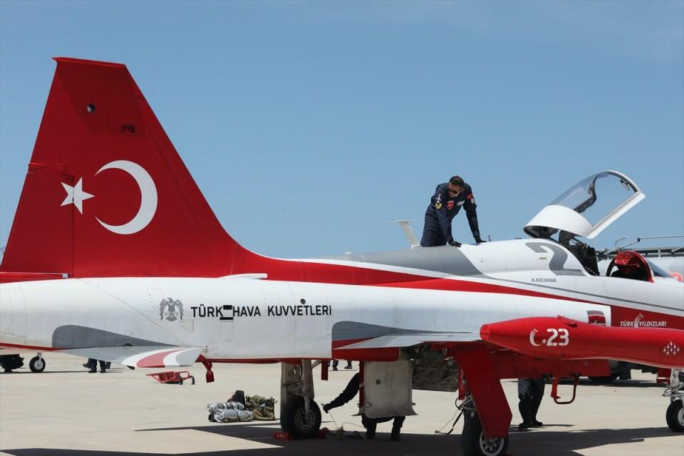 <p><strong>45 dakikalık gösteri için günlerce hazırlık yapılıyor</strong></p>

<p>Aksaklık yaşanmaması için detaylı görev hazırlığı yapıldığının altını çizen Kömür, şöyle konuştu:</p>

<p>"Pilot ekibi olarak 45 dakikalık gösteri için 4 gün öncesinden hazırlıklara başlıyoruz. Görev bölgesi için de 15-20 gün öncesinden başvuruların yapılması gerekiyor. Yer hazırlıkları 20 gün öncesinden başlıyor."</p>
