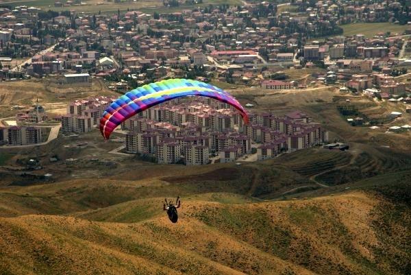 <p>Hakkari'de 2016 yılında ailesiyle birlikte bayram ziyaretinden dönerken PKK’lı teröristlerin saldırısında şehit olan köy korucusu Mehmet Genç’in oğlu Yunus Genç, 2 ay önce İlçe Gençlik ve Spor Müdürü Sami Keskin'in yanına giderek Yüksekova semalarında yamaç paraşütü ile uçma hayali olduğunu söyledi.</p>
