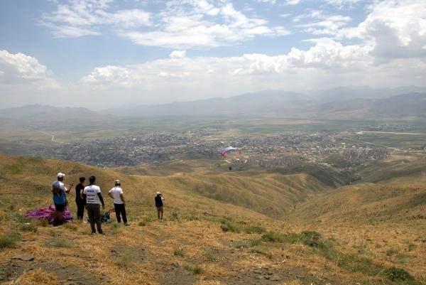 <p> İran ve Irak’tan da yamaç paraşüt pilotlarımız burada uçmak için gelecektir. Herkesi buraya davet ediyorum. Burası harika bir coğrafya ve parkur olarak harika bir bölge. Yüksekova’da ilk defa yamaç paraşütünü uçurmak bizim içinde inanılmaz bir duygu oldu" diye konuştu. </p>