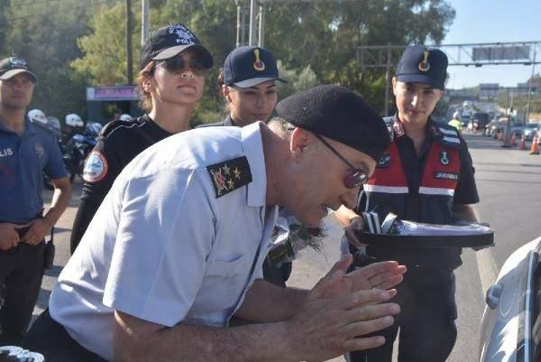 <p>Korgeneral Çitil sürücülerle bayramlaşırken, trafik konusunda dikkatli olunması konusunda uyarılarda bulundu. Ekipler, sürücülere ve yolculara şeker ve kolonya ikram etti. Bodrum’a bugün yaklaşık 40 bin aracın giriş yaptığı belirtildi.</p>
