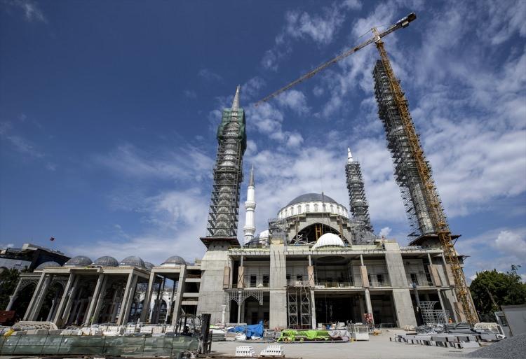 <p>Mimar Sinan'ın Süleymaniye Camisi'nden esinlenilen caminin inşasında, modern inşaat tekniklerinden istifade ediliyor.</p>
<p> </p>
<p> </p>
<p> </p>
<p> </p>