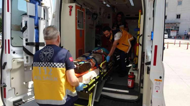 <p>Tokat’ta kurban keserken kazara yaralanan acemi kasaplar için ambulansların biri gitti biri geldi.</p>
