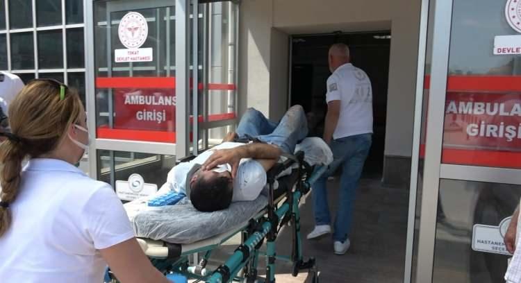 <p>Tokat’ta bayram namazı sonrasında kurbanlıklarını kendileri kesmeye çalışan vatandaşlar hastanelik oldu. Bıçak kesiği, kurbanlık boğaların boynuz darbeleri ile yaralananlardan bazıları kendi araçları ile hastaneye getirildi. </p>
