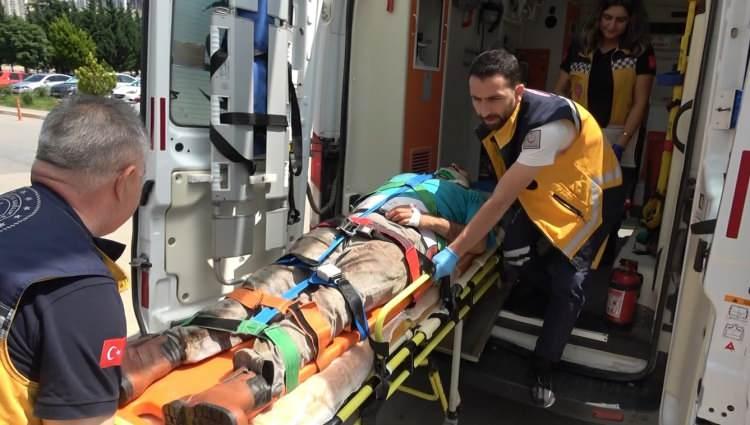 <p>Durumu ağır olan hastalar için ise sağlık ekipleri devreye girdi. Gümenek köyünde boğanın kesim sırasında boynuz darbeleri ile yaralanan bir kişi ambulansla Tokat Devlet Hastanesine sevk edildi. </p>
