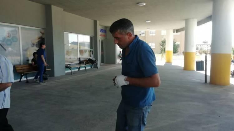 <p>Genellikle el ve ayaklarından yaralanan vatandaşlar, hastanelerin acil servislerine başvurdu. Yaralılara, ayakta müdahale edildi.</p>
