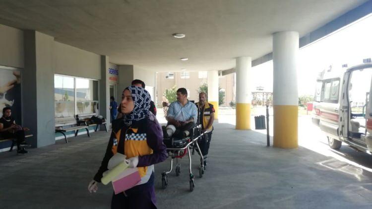 <p> Erzincan'da vatandaşlar bayram namazının ardından kurbanlarını kesmeye başladı. Bazı vatandaşlar, kurban keserken kendisini yaraladı. </p>

