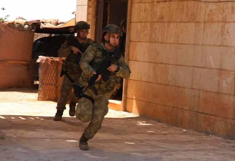 <p> Taciz ve saldırı durumlarında ise verilen alarm ile harekete geçen askerler, teknolojik imkanlar ile tespit edilen teröristlerin bulunduğu yerleri, tank ve havan atışları ile ateş altına alıyor.</p>