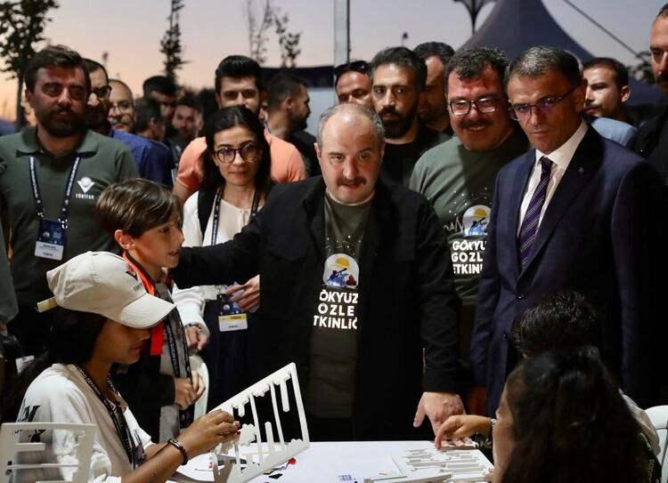 <p>Bakan Varank, Alana kurulan teleskoplardan gökyüzünü inceleyip astronomi çalışmalarına ilişkin uzmanlardan bilgi aldı.</p>