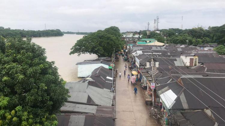 <p>Bangladeş'i etkisi altına alan muson yağmurlarının neden olduğu seller, özellikle ülkenin kuzeydoğusunda bulunan Sylhet kentinde yaklaşık 3 milyon kişiyi yerinden etti.</p>
