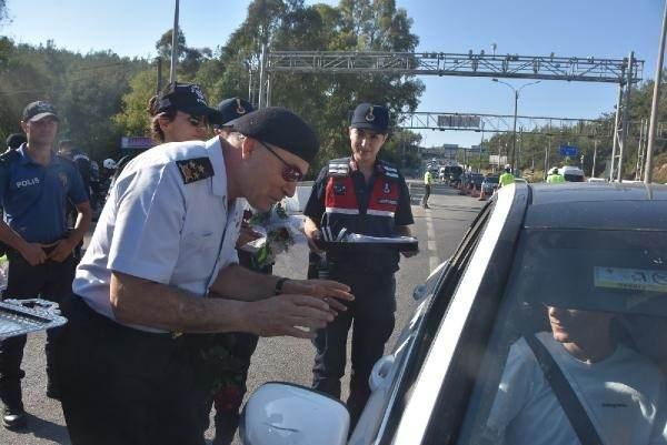 <p>Muğla'nın Bodrum ilçesinde, Jandarma Genel Komutan Yardımcısı Korgeneral Musa Çitil, Kurban Bayramı dolayısıyla ilçeye araçlarıyla gelenlere uyarılarda bulunarak, çikolata ikram etti. İlçeye bugün yaklaşık 40 bin aracın giriş yaptığı belirtildi.</p>