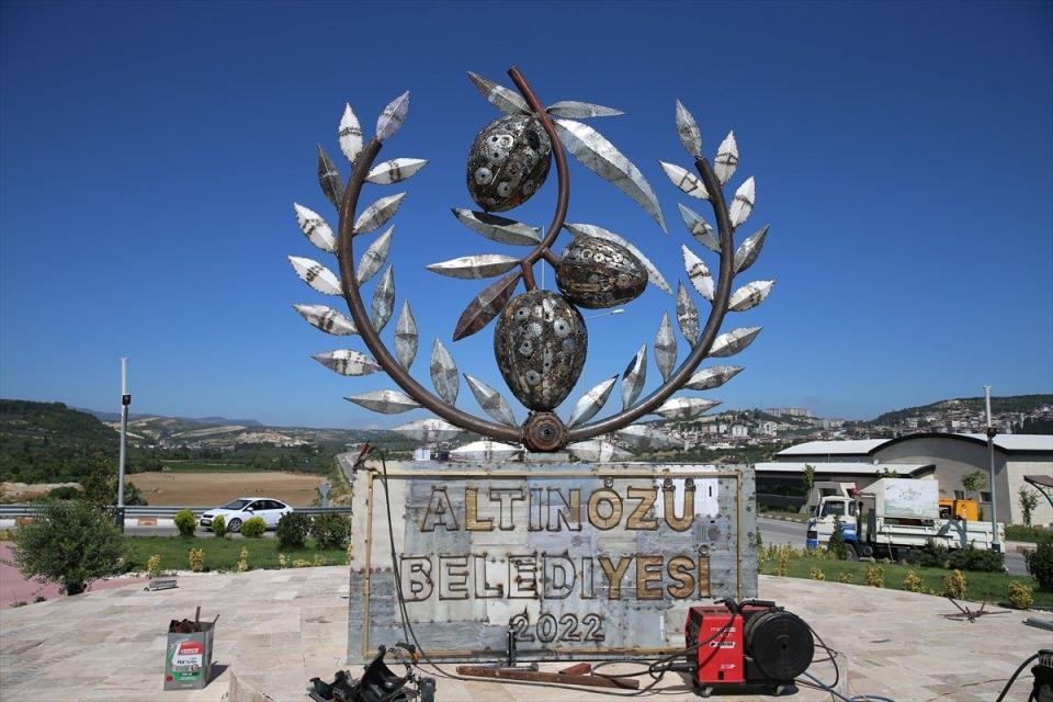 <p>Hatay'da mozaik ustasının atık metal, plastik ve elektronik kartları kullanarak 13 bin parça malzemeyle yaptığı zeytin dalı figürü Altınözü ilçe meydanına yerleştirildi.</p>

<p> </p>
