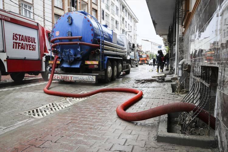<p>Esenyurt’ta şiddetli yağış sonrası taşan dere nedeniyle birçok ev ve iş yerlerini basan dere nedeniyle yaşanan hasar gün ağarınca ortaya çıktı.</p>
