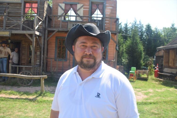 <p>Kocaeli'nin Kartepe ilçesinde yaşayan 44 yaşındaki girişimci Taylan Tanyel, çocukluğunda izlediği kovboy filmlerinden etkilenerek kurduğu kasabayı gelir kapısına dönüştürdü.</p>
<p> </p>