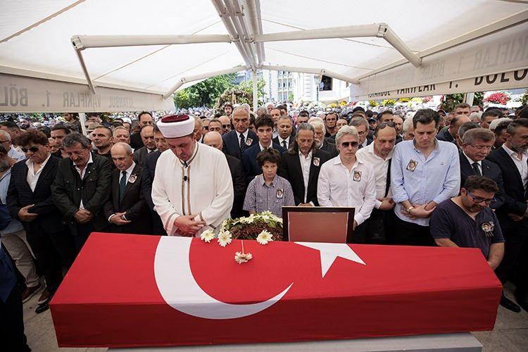<p><span style="color:#000000"><strong>2 yıl süren evliliğin ardından <strong>kızı Filiz Canlı ile 50 yıldır görüşmeyen </strong>Arkın'a daha önce bir canlı yayında kızı Filiz Canlı ve torunu Defne hakkında sorular yöneltildiğinde efsane oyuncu bu isimleri tanımadığını belirtmişti.</strong></span></p>