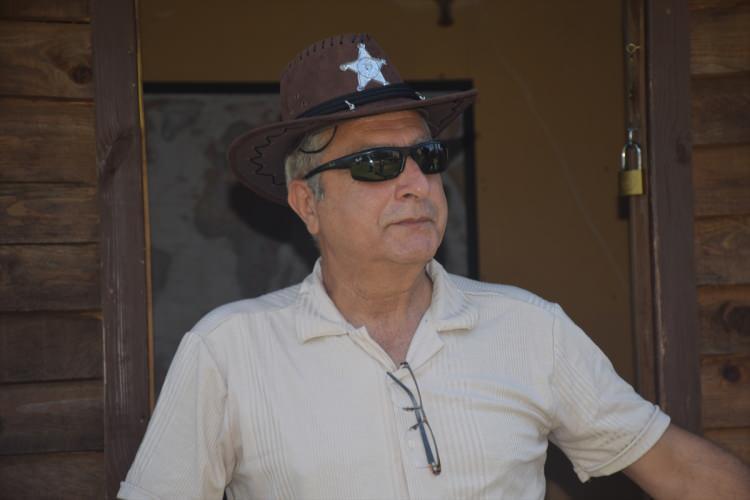 <p>Film setlerini aratmayacak görünümüyle meraklılarını kendine çeken kasabada, kovboy filmlerinde "banka soygunu" gibi sıkça rastlanan sahneler canlandırılıyor.</p>
<p> </p>