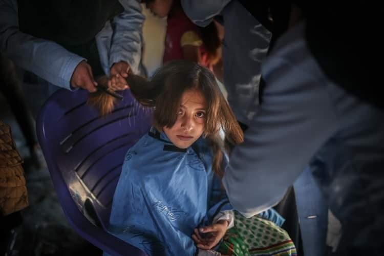 <p> 36 kadın kuaför, İdlib'in kuzey ve doğu kırsalında 10 gündür çadır çadır gezerek, çoğu yetim 2 bin kız çocuğun saçlarını kesip, örüp bakım yaptı.</p>
