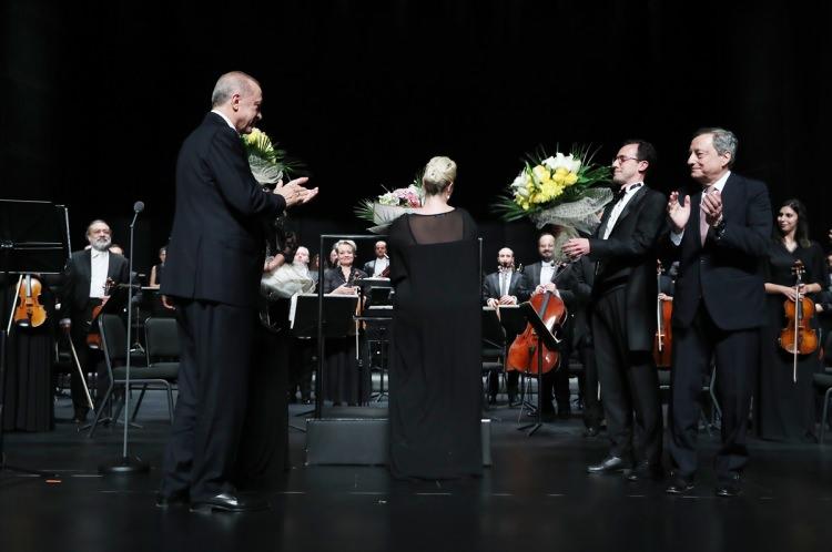 <p>Cumhurbaşkanı Recep Tayyip Erdoğan ile İtalya Başbakanı Mario Draghi, Cumhurbaşkanlığı Senfoni Orkestrası'nın (CSO) İtalyan-Türk Dostluk Zirvesi adına düzenlediği özel konserini izledi.</p>
