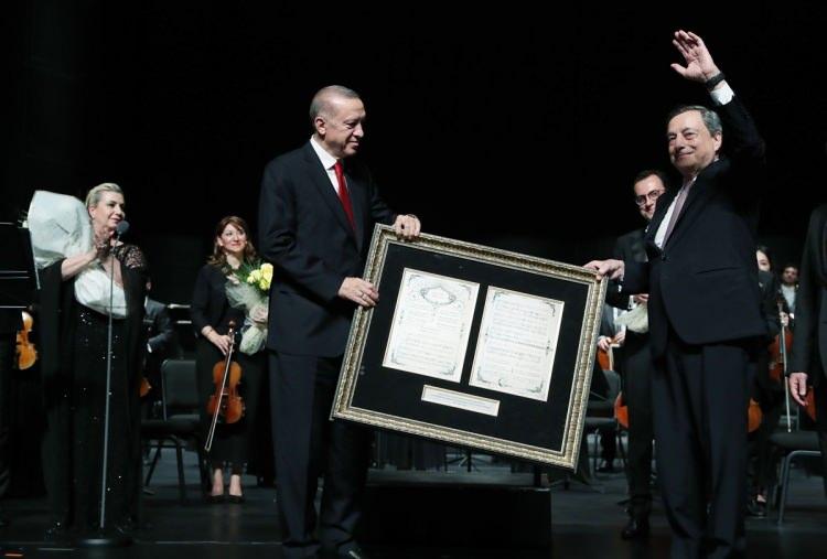 <p>CSO, Cumhurbaşkanlığı Külliyesi'nde, İtalyan-Türk Dostluk Zirvesi adına özel konser düzenledi.</p>

<p> </p>
