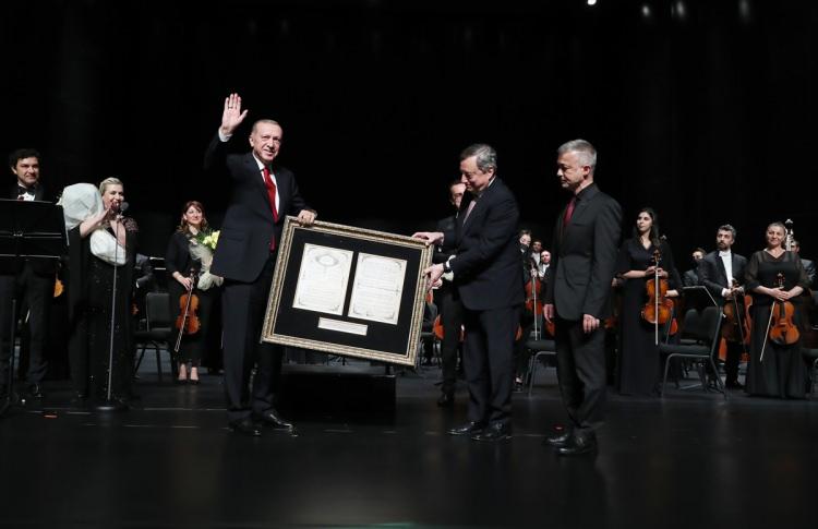 <p>Cumhurbaşkanı Erdoğan, konser anısına Draghi'ye, Donizetti Paşa tarafından Sultan Abdülmecid için bestelenen ve 1839-1861 yılları arasında Marş-ı Sultani olarak kullanılan Mecidiye Marşı’nın notlarının bulunduğu tabloyu hediye etti.</p>