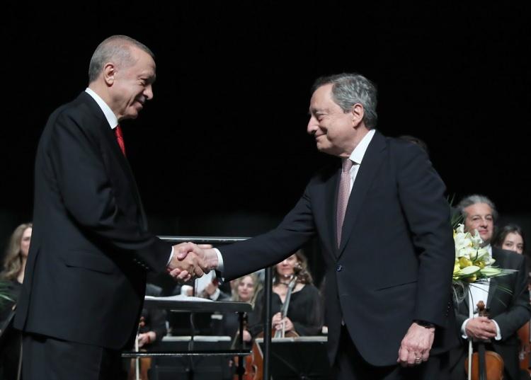 <p>Konseri, Cumhurbaşkanı Erdoğan ile İtalya Başbakanı Draghi de izledi.</p>

<p> </p>
