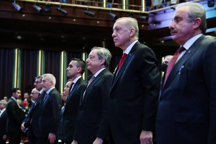 <p>Konserde, Türkiye Büyük Millet Meclisi (TBMM) Başkanı Mustafa Şentop, Cumhurbaşkanı Yardımcısı Fuat Oktay ve Anayasa Mahkemesi Başkanı Zühtü Arslan da davetliler arasında yer aldı.</p>
<p> </p>